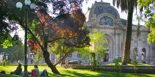 Golden hour at Parque Forestal and the National Museum of Fine Arts