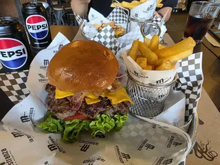 La Maestranza Sandwich & Burger Bar image 4