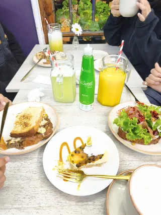La Perla Cafeteria image 4