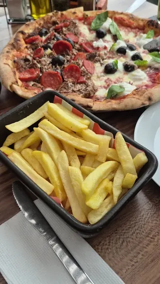 Pizzería La Corona image 2