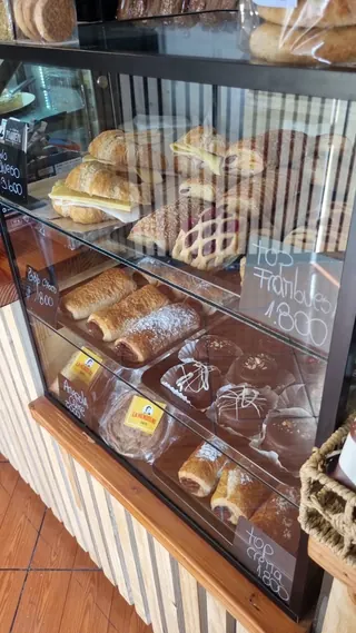 Un Café Y Algo Más image 4