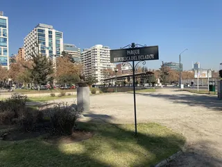 República del Ecuador Park image 5