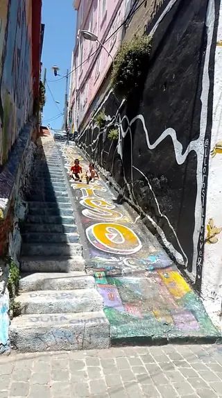 Tour del Graffiti Valparaiso image 2